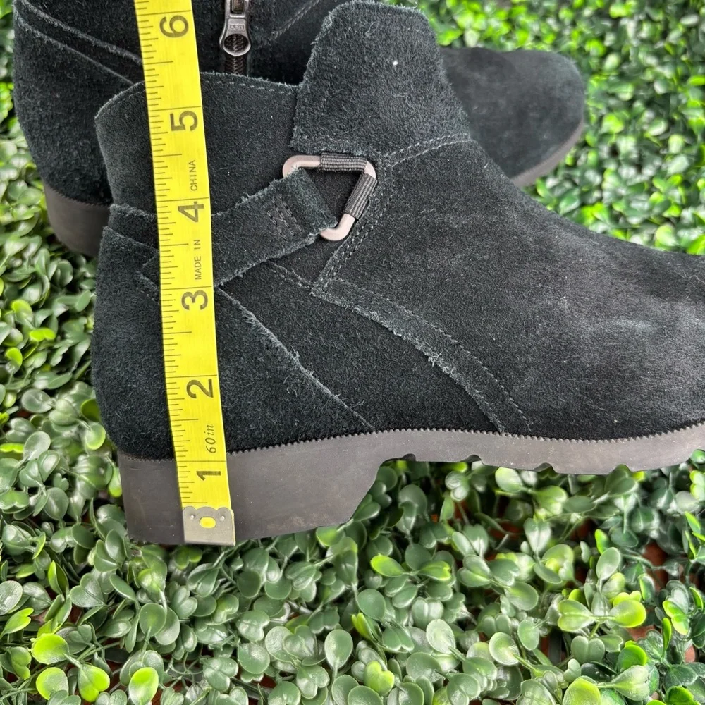 TEVA ANKLE SUEDE BUCKLE BOOTS SIZE 10 WOMAN